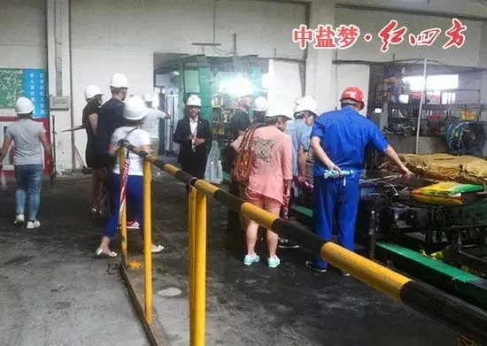 种植大户在红四方复合肥车间 种植大户在红四方复合肥车间