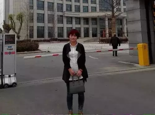 三张村人口_闯红灯三张照片(3)