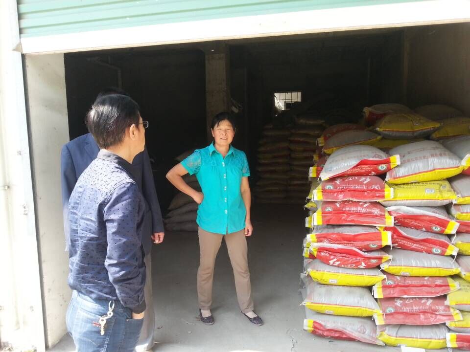 何总在潘集代理陈怀信店指导复合肥销售工作! 何总在潘集代理陈怀信店指导复合肥销售工作!