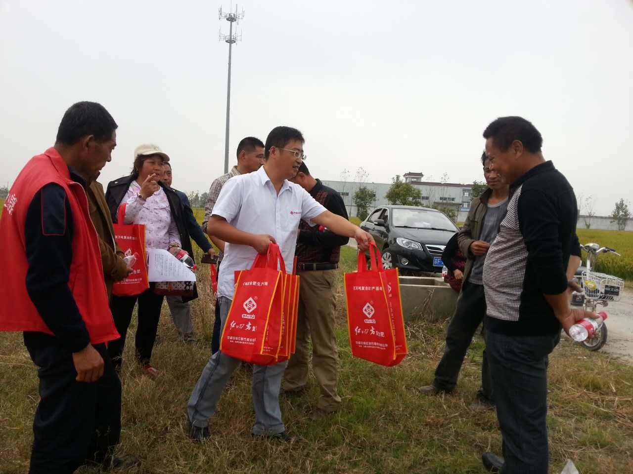 红四方复合肥经销商正在发送宣传礼品