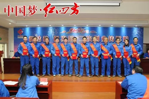 ▲先进工作者代表领奖 ▲先进工作者代表领奖