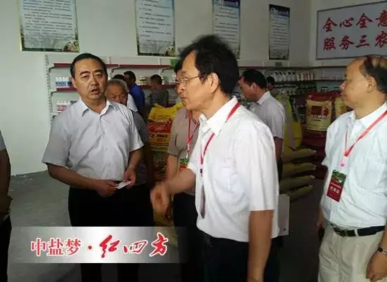 他们的梨树全部选用了高效绿色的红四方硫酸钾(17-17-17)复合肥,结出的梨子个头更大,汁更多,味更甜,还能提前上市。 他们的梨树全部选用了高效绿色的红四方硫酸钾(17-17-17)复合肥,结出的梨子个头更大,汁更多,味更甜,还能提前上市。