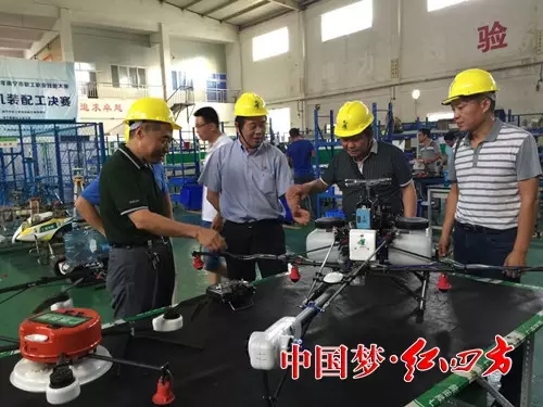 考察组参观广西田园生化公司无人打药飞机的组装现场